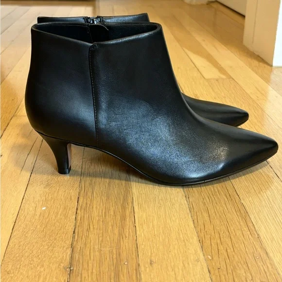 NWOT Clarks Linvale Sea Black Leather Kitten Heel Ankle Boots - Picture 2 of 8